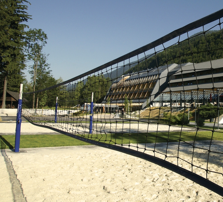 vse-pod-streho_Spik_750_maj25_igrisca